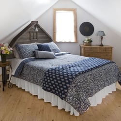 The Upper Room Bed and Breakfast - Comfortable queen-size bed.