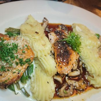Grand Lux Cafe - American Near Me - Paramus, New Jersey
