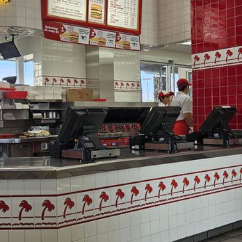 In-N-Out Burger - Cooks at Work - Fast Food Near Me - Laughlin, Nevada In-N-Out Burger - Cooks at Work - Fast Food Near Me - Laughlin, Nevada