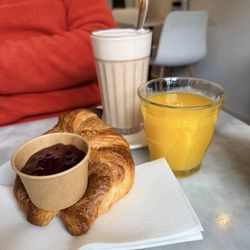 Teds Utrecht - Croissant and jam