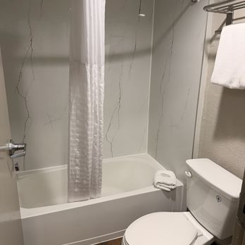 Desert Inn - Bathroom - Hotels Near Me - El Paso, Texas Desert Inn - Bathroom - Hotels Near Me - El Paso, Texas