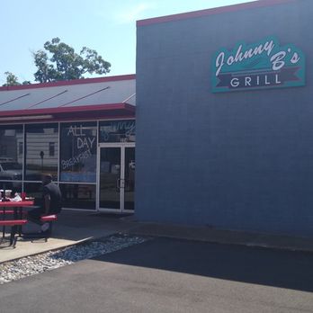 Johnny B's - Entrance and Outside Eating Area - American Near Me - Texarkana, Arkansas