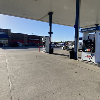 Road Ranger - About a dozen gas pumps for cars. All were in service - Gas Stations Near Me - Grayville, Illinois