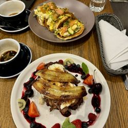 Mo-ja Cafe - Waffles and green tacos