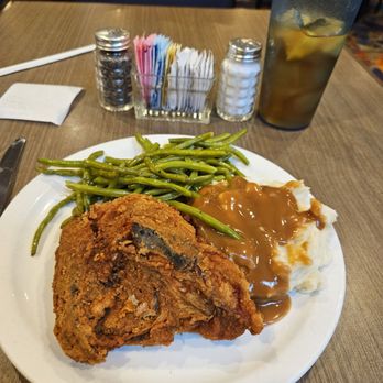 Seasons Buffet - Fried chicken, mashed potatoes and brown gravy with green beans - Buffets Near Me - Black Hawk, Colorado