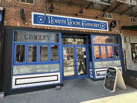 Horn's Hook Tavern by null