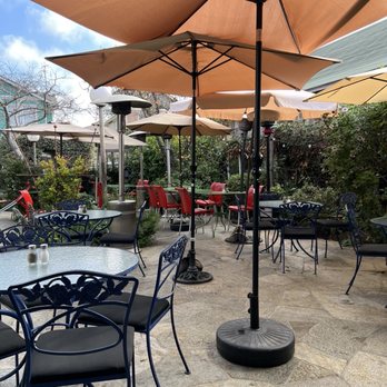 Robins Restaurant - Patio - New American Near Me - Cambria, California