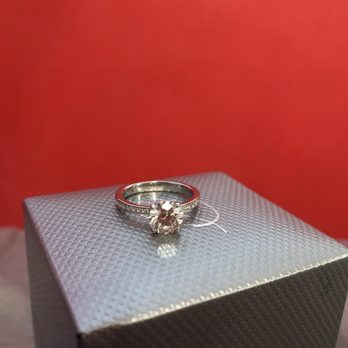 The Wedding Ring Shop - Can't keep my eyes off of her - Jewelry Near Me - Honolulu, Hawaii