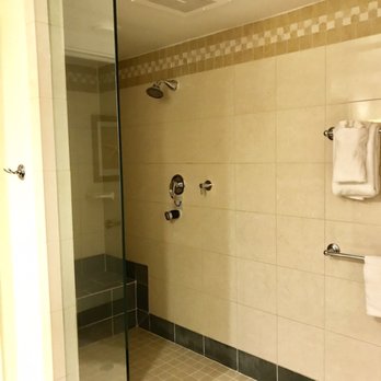 Marriott's SurfWatch - Walk-in shower with bench - Hotels Near Me - Hilton Head, South Carolina Marriott's SurfWatch - Walk-in shower with bench - Hotels Near Me - Hilton Head, South Carolina