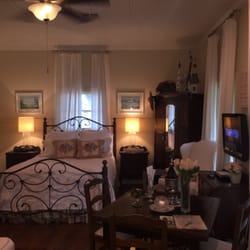 Southern Rose Ranch Bed & Breakfast - The rose room