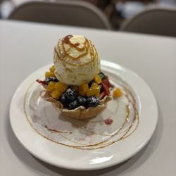 Crêpes De Luxe - Fruit Basket with Custard, fruits, caramel