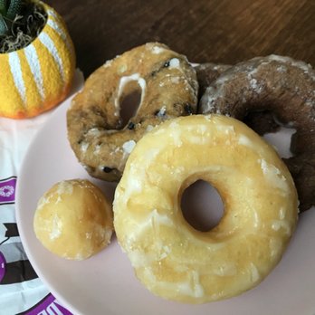 S-H Donuts - I bought 4 donuts and the gave me 2 donut holes as gift! - Breakfast & Brunch Near Me - Austin, Texas