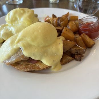 Flour Mill Scratch Kitchen Restaurant - Canadian Bacon Eggs Benedict - Canadian (New) Near Me - Niagara Falls, Ontario