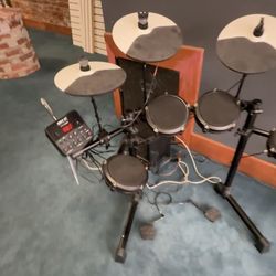 Dallas Pawn Shop - We buy and loan on musical instruments, guitars, drums, flutes clarinets instruments, keyboards, brass instruments, and much more