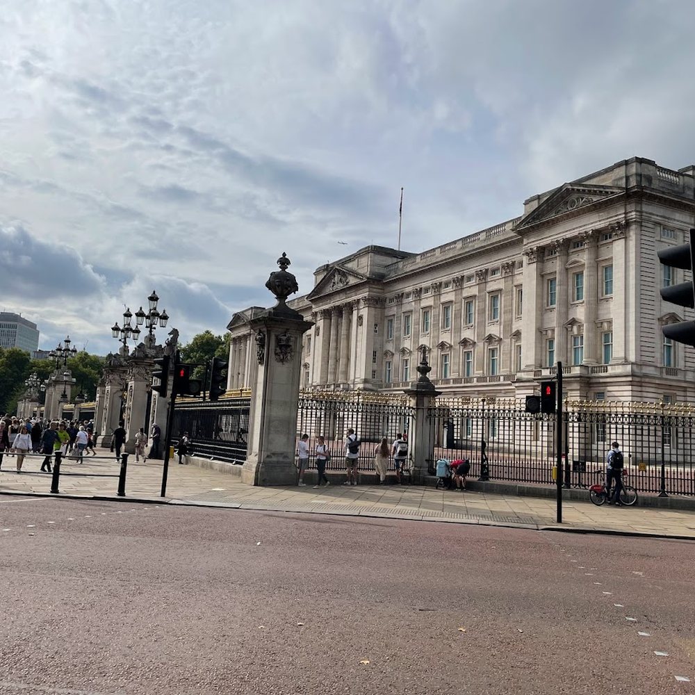 Buckingham Palace - A view of the palace from across the street, coming from the north - Landmarks & Historical Buildings Near Me - London, XGL