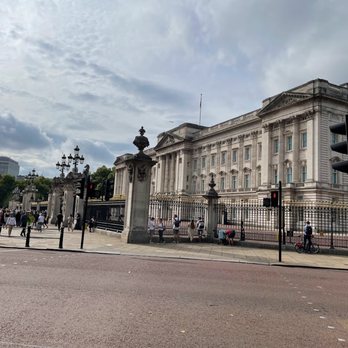 Buckingham Palace - A view of the palace from across the street, coming from the north - Landmarks & Historical Buildings Near Me - London, XGL