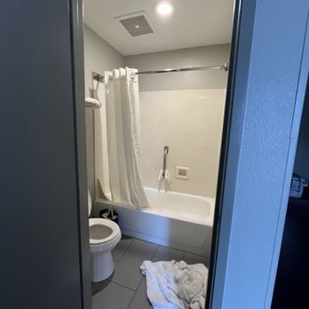 Best Western Plus Carlton Suites - Bathroom - Hotels Near Me - Birmingham, Alabama