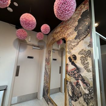 Shiki - Women's restroom - Sushi Bars Near Me - Omaha, Nebraska
