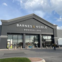 Barnes & Nobles - Storefront