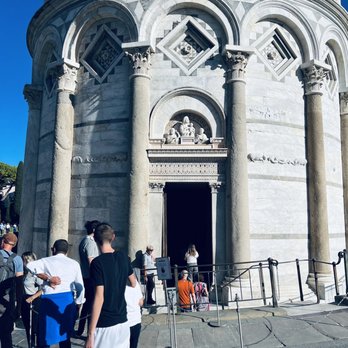 Torre di Pisa - Bottom of the leaning tower of Pisa - Landmarks & Historical Buildings Near Me - Pisa, PI