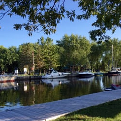 Waterfront River Pub and Terrace - Watching the boats from the patio