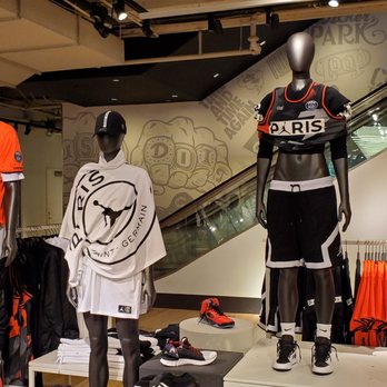 Nike Chicago - Shoe Stores Near Me - Chicago, Illinois