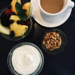 Café Bomhuset - Skyr, frugt og stempelkaffe på Bomhuset! :)
