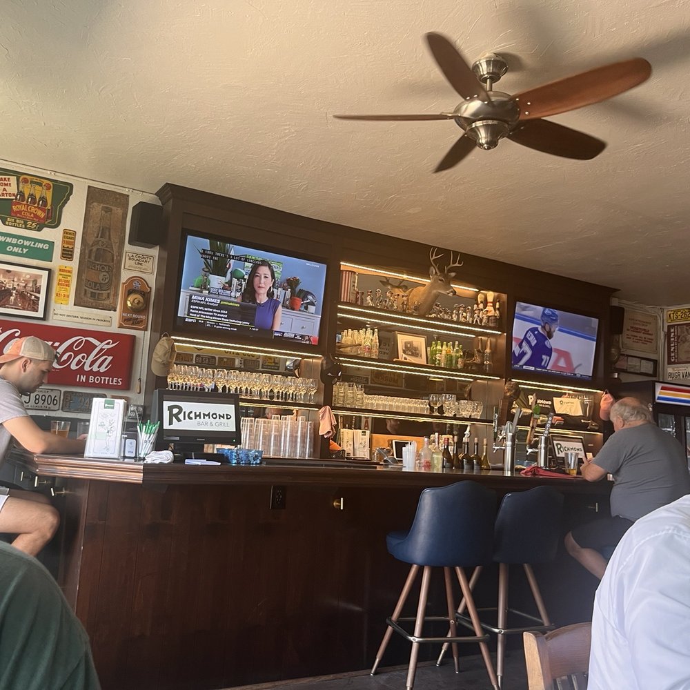Richmond Bar & Grill - Inside - Bars Near Me - El Segundo, California Richmond Bar & Grill - Inside - Bars Near Me - El Segundo, California