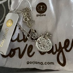 gorjana - Closeup of the necklace