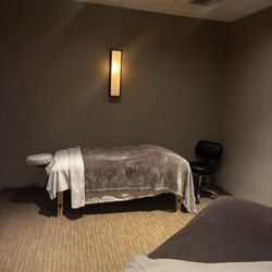 Design 1 Salon Spa - Cascade - Massage table