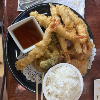 Nami Sushi - Plentiful quantity but lacking in what I would consider tempura (not panko of tempura, heavy batter) - Japanese Near Me - Harwood Heights, Illinois