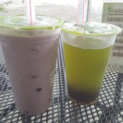 Babu Té - Large Taro Frappe and medium kiwi green tea with boba.