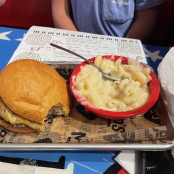 Mojo Grill & Catering - Kids burger with Mac & cheese - Cajun/Creole Near Me - Ocala, Florida Mojo Grill & Catering - Kids burger with Mac & cheese - Cajun/Creole Near Me - Ocala, Florida