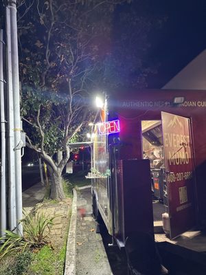 Everest Momo by null