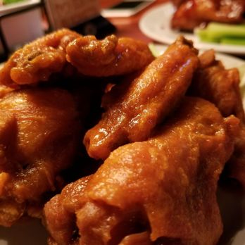 Mullen's Bar & Grill - Spicy Buffalo wings - American Near Me - Chicago, Illinois