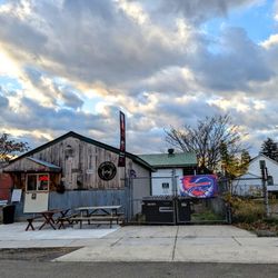 Big Dan's Smokin Barbecue - Cute little smoking hut.