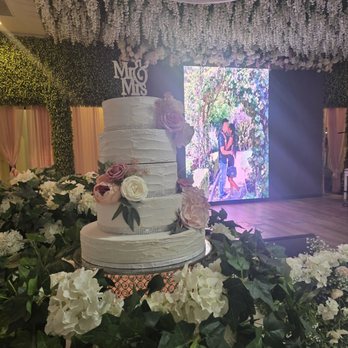 Hak Heang Restaurant - Wedding Cake - Cambodian Near Me - Long Beach, California
