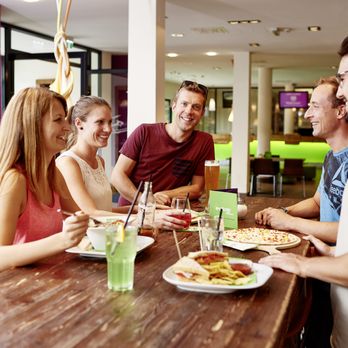 Explorer Hotel Oberstdorf - Leckere Snacks und Drinks gibt es ab 16 Uhr an der Bar - Hotels Near Me - Fischen, BY Explorer Hotel Oberstdorf - Leckere Snacks und Drinks gibt es ab 16 Uhr an der Bar - Hotels Near Me - Fischen, BY