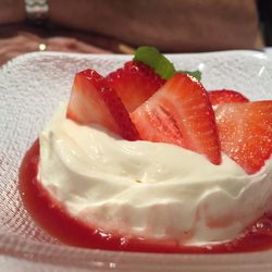 La Granada - Mousse de queso fresco con fruta de temporada