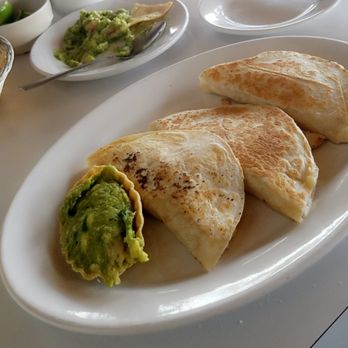 Pelícanos - Chicken quesadillas with guacamole - Seafood Near Me - Puerto Morelos, ROO Pelícanos - Chicken quesadillas with guacamole - Seafood Near Me - Puerto Morelos, ROO