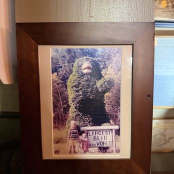 IVY Bear Family Pizzeria - Decor. - Pizza Near Me - Sandy, Oregon IVY Bear Family Pizzeria - Decor. - Pizza Near Me - Sandy, Oregon