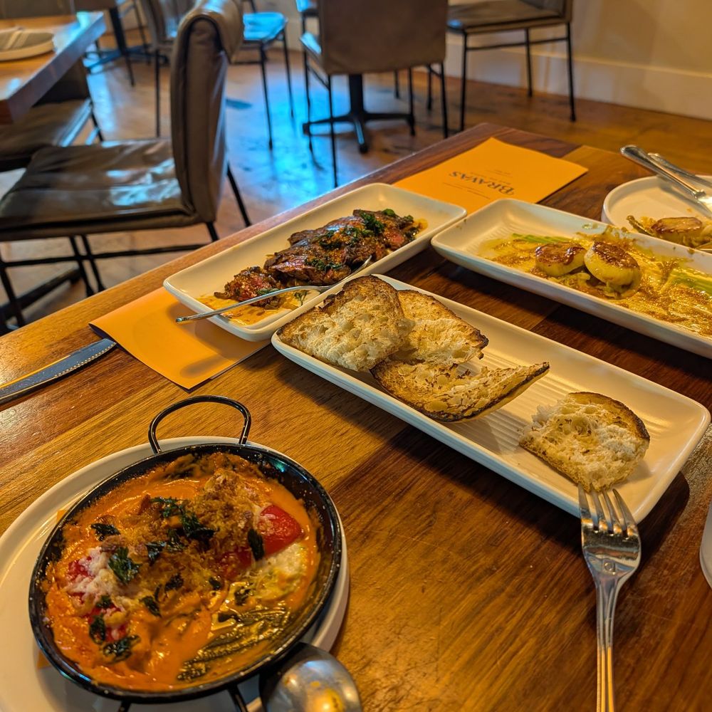 Bravas Bar de Tapas - Dungeness crab, sea scallops, steak, bread - Spanish Near Me - Healdsburg, California Bravas Bar de Tapas - Dungeness crab, sea scallops, steak, bread - Spanish Near Me - Healdsburg, California