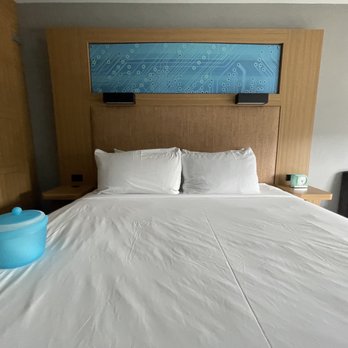 Aloft by Marriott Cupertino - King bed & sofa sectional - Hotels Near Me - Cupertino, California Aloft by Marriott Cupertino - King bed & sofa sectional - Hotels Near Me - Cupertino, California