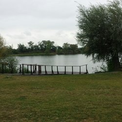 Restaurace U Raka - Výhled na místní rybník Šutrák z pivní zahrádky