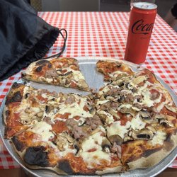 Kiss Pizza .it - This is a sausage, mushroom pizza I received from Kiss. Absolutely wonderful pizza!! It tastes as good as it looks.