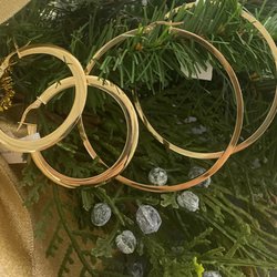 Lilliane's Fine Jewellery - Who doesn't love gold hoops!?!