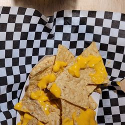 Das Flipperhaus - Nachos and hard cider.