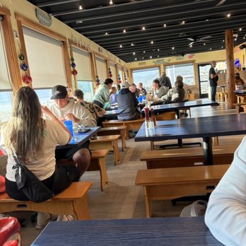 Mo's Seafood & Chowder - Seafood Near Me - Cannon Beach, Oregon