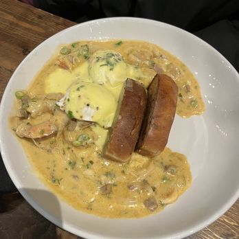 Raven and Lily restaurant - Shrimp and grits Benedict - Southern Near Me - Collierville, Tennessee