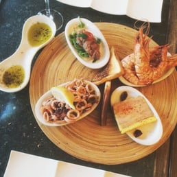 Tapas: tuna tartare, giant prawns, octopus, duck foie gras Tapas: tuna tartare, giant prawns, octopus, duck foie gras